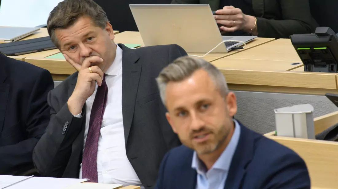 Reden? Kooperieren? CDU-Spitzenkandidat und Ministerpräsident Sven Schulze blickt auf seinen AfD-Herausforderer Ulrich Siegmund. (Archivbild) - Bild: Klaus-Dietmar Gabbert/dpa