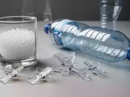 Verschiedene wiederverwendbare Haushaltsgegenstände wie Silica-Gel und Kunststoffclips auf einer sauberen Oberfläche. - Foto: über boerse-global.de