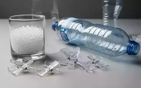 Verschiedene wiederverwendbare Haushaltsgegenstände wie Silica-Gel und Kunststoffclips auf einer sauberen Oberfläche. - Foto: über boerse-global.de