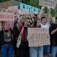 Die Demonstranten haben sich mit ihrer Forderung nach Abberufung von Armeechef Syrskij durchgesetzt.  - Bild: Efrem Lukatsky/AP/dpa