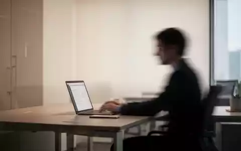 Ein minimalistischer, moderner Büroarbeitsplatz mit Fokus auf betriebliche Gesundheitsprävention und psychische Stabilität. - Foto: über boerse-global.de