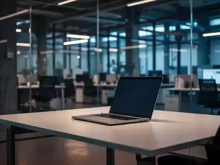Ein leerer Arbeitsplatz im modernen Büro symbolisiert den Stellenabbau im deutschen Mittelstand trotz Umsatzwachstum. - Foto: über boerse-global.de