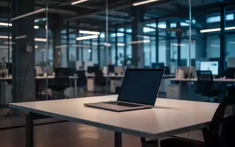 Ein leerer Arbeitsplatz im modernen Büro symbolisiert den Stellenabbau im deutschen Mittelstand trotz Umsatzwachstum. - Foto: über boerse-global.de