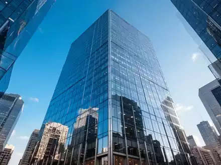 Moderne Glasfassade eines Bankgebäudes in einem Finanzviertel bei hellem Tageslicht. - Foto: über boerse-global.de