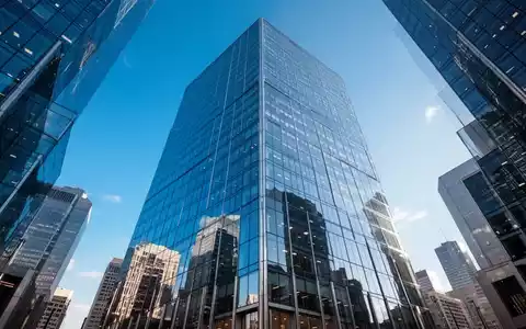 Moderne Glasfassade eines Bankgebäudes in einem Finanzviertel bei hellem Tageslicht. - Foto: über boerse-global.de