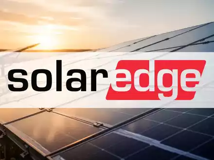 Moderne Solarpaneele einer Photovoltaikanlage im warmen Licht des Sonnenaufgangs. - Foto: über boerse-global.de