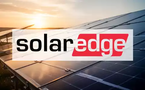 Moderne Solarpaneele einer Photovoltaikanlage im warmen Licht des Sonnenaufgangs. - Foto: über boerse-global.de