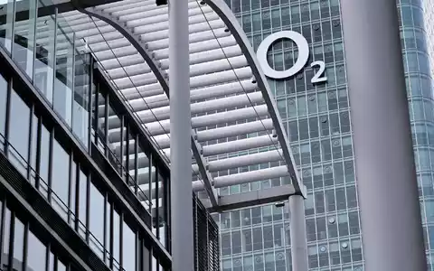 Das Logo bleibt zwar groß hängen an der Münchner Deutschlandzentrale, die Gesamtzahl der Belegschaft wird aber kleiner. (Archivbild) - Foto: Sven Hoppe/dpa
