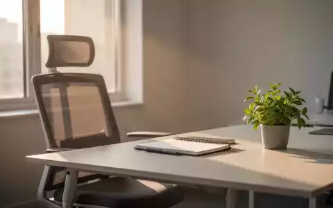 Ein minimalistischer, heller Schreibtisch in einem modernen Büro mit einer Pflanze und einem Notizbuch als Symbol für mentale Gesundheit. - Foto: über boerse-global.de