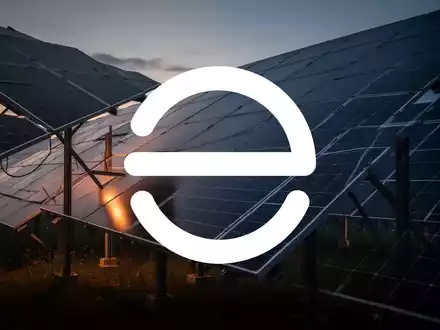 Moderne Solaranlage in der Dämmerung als Symbol für den Erneuerbare-Energien-Sektor. - Foto: über boerse-global.de
