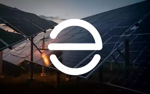 Moderne Solaranlage in der Dämmerung als Symbol für den Erneuerbare-Energien-Sektor. - Foto: über boerse-global.de