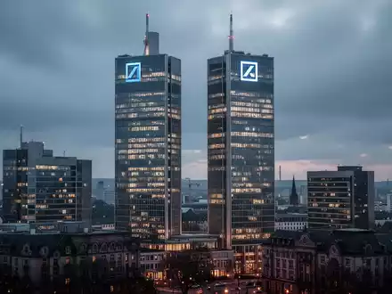 Die Frankfurter Zwillingstürme der Deutschen Bank vor einem bewölkten Abendhimmel. - Foto: über boerse-global.de
