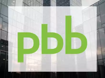 Moderne Glasfassade eines Bürogebäudes bei Dämmerung als Symbol für den Gewerbeimmobilienmarkt. - Foto: über boerse-global.de