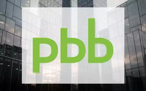 Moderne Glasfassade eines Bürogebäudes bei Dämmerung als Symbol für den Gewerbeimmobilienmarkt. - Foto: über boerse-global.de