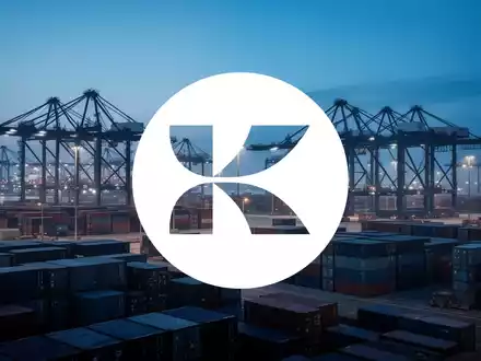 Moderne Hafenanlage mit Containerbrücken bei Dämmerung als Symbol für globale Logistik und Industrie - Foto: über boerse-global.de