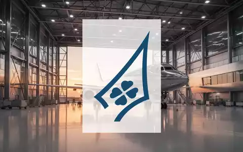 Moderne Flugzeughalle mit metallischen Oberflächen und atmosphärischer Beleuchtung als Symbol für die Luftfahrtindustrie. - Foto: über boerse-global.de