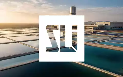 Moderne Lithium-Extraktionsanlage mit reflektierenden Verdunstungsbecken bei goldenem Licht. - Foto: über boerse-global.de
