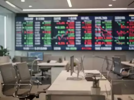 Abstrakte Finanzgrafik mit einem verschwommenen Börsenticker in einem modernen Büro. - Foto: über boerse-global.de