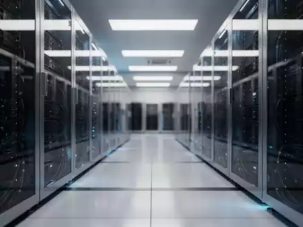 Moderne Serverarchitektur und digitale Infrastruktur in einem professionellen Rechenzentrum bei blauem Licht. - Foto: über boerse-global.de