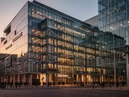Moderne Glasfassade eines Frankfurter Börsengebäudes bei Dämmerung - Foto: über boerse-global.de