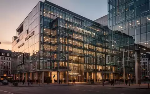 Moderne Glasfassade eines Frankfurter Börsengebäudes bei Dämmerung - Foto: über boerse-global.de
