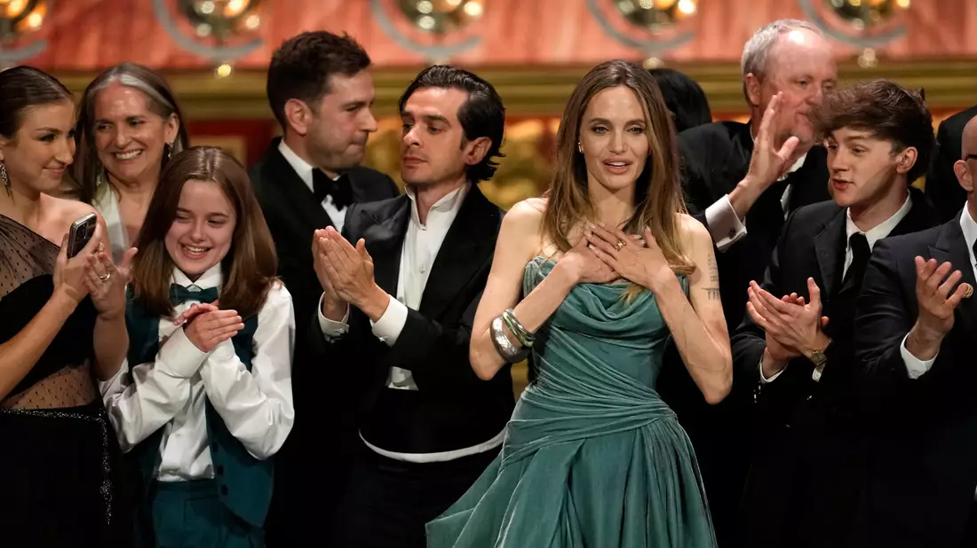 Vivienne Jolie-Pitt (L, vordere Reihe), will «Pitt» aus ihrem Namen streichen lassen. (Archivbild)  - Bild: Charles Sykes/Invision/AP/dpa
