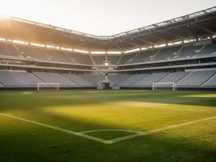 Ein sonnendurchflutetes, leeres Fußballstadion bei Tag, das eine einladende und inklusive Atmosphäre vermittelt. - Foto: über boerse-global.de