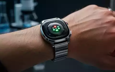 Nahaufnahme einer modernen Smartwatch am Handgelenk, die KI-gestützte Gesundheitsdaten in einem professionellen Umfeld anzeigt. - Foto: über boerse-global.de