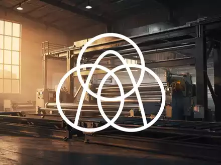 Moderne Stahlproduktionsanlage mit atmosphärischer Beleuchtung und industrieller Ästhetik. - Foto: über boerse-global.de
