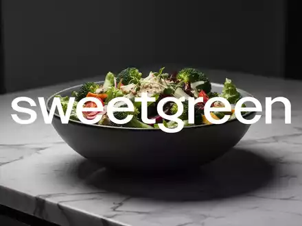 Eine moderne Salatschüssel auf einem Marmortresen in stimmungsvoller Beleuchtung. - Foto: über boerse-global.de