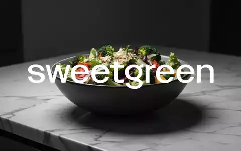 Eine moderne Salatschüssel auf einem Marmortresen in stimmungsvoller Beleuchtung. - Foto: über boerse-global.de