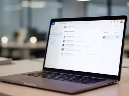 Laptop-Bildschirm in einem modernen Büro als Symbol für die geschäftliche und private E-Mail-Kommunikation am Arbeitsplatz. - Foto: über boerse-global.de