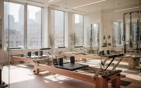 Modernes Pilates-Studio mit Reformer-Geräten in einem hellen, professionellen Trainingsraum. - Foto: über boerse-global.de