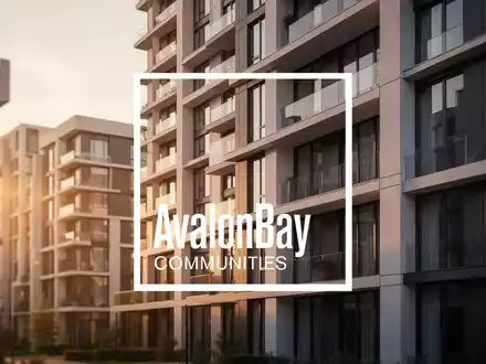 Moderne Architektur eines Wohnkomplexes bei Sonnenuntergang als Symbol für den Immobilienmarkt. - Foto: über boerse-global.de