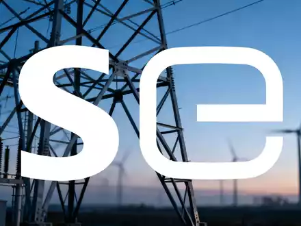Industrielle Strominfrastruktur und Hochspannungsmasten in der Morgendämmerung als Symbol für den Energiesektor. - Foto: über boerse-global.de