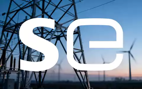 Industrielle Strominfrastruktur und Hochspannungsmasten in der Morgendämmerung als Symbol für den Energiesektor. - Foto: über boerse-global.de