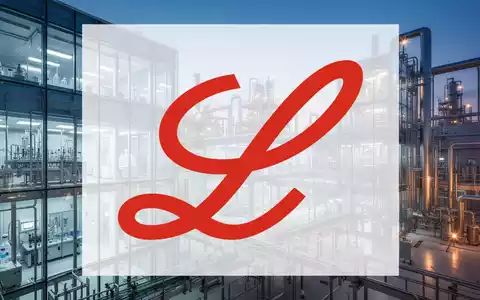 Moderne pharmazeutische Produktionsanlage bei Dämmerung als Symbol für industrielle Investitionen. - Foto: über boerse-global.de