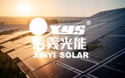Moderne Photovoltaikanlagen in einem Solarpark bei goldenem Sonnenlicht. - Foto: über boerse-global.de