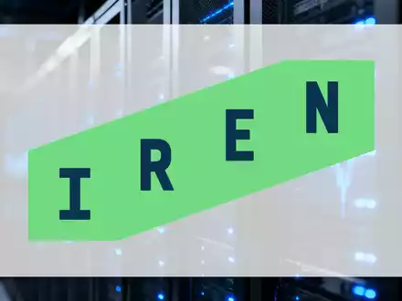 Abstrakte Darstellung eines modernen Rechenzentrums mit leuchtenden Serverracks in einer digitalen Infrastruktur. - Foto: über boerse-global.de