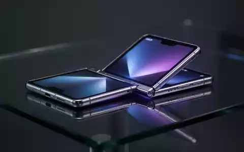 Modernes faltbares Smartphone mit leuchtendem Bildschirm auf dunkler, reflektierender Oberfläche. - Foto: über boerse-global.de