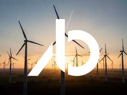 Moderne Windkraftanlagen vor einem dramatischen Sonnenuntergang, symbolisch für die Erneuerbare-Energien-Branche. - Foto: über boerse-global.de