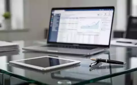Ein moderner, aufgeräumter Büroarbeitsplatz mit Laptop und digitaler Buchhaltungssoftware zur E-Rechnung. - Foto: über boerse-global.de