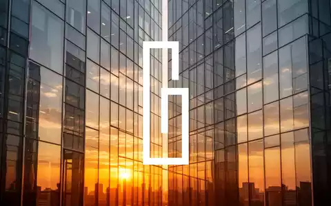 Moderne Glasfassade eines Wolkenkratzers im goldenen Licht als Symbol für den Immobilienmarkt. - Foto: über boerse-global.de