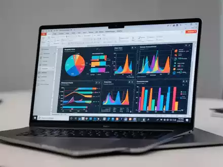 Moderner Laptop-Bildschirm mit professionellen Datenvisualisierungsdiagrammen in einer PowerPoint-Präsentation. - Foto: über boerse-global.de