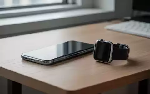 Ein minimalistischer Schreibtisch mit einem modernen Smartphone und einer Smartwatch, die eine vernetzte Arbeitsumgebung symbolisieren. - Foto: über boerse-global.de