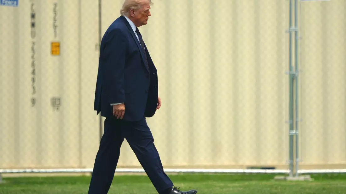 Eines der Lieblingsworte von US-Präsident Trump, bei seinen Landsleuten unbeliebt: Zölle. (Archivbild) - Bild: Julia Demaree Nikhinson/AP/dpa