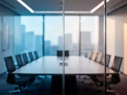 Ein minimalistisches, modernes Büro mit einer Glaswand, die Transparenz und Unternehmenskultur symbolisiert. - Foto: über boerse-global.de