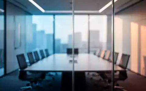 Ein minimalistisches, modernes Büro mit einer Glaswand, die Transparenz und Unternehmenskultur symbolisiert. - Foto: über boerse-global.de