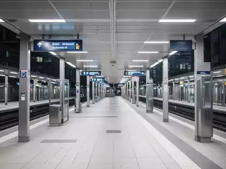 Moderner, leerer Bahnsteig einer deutschen Bahnstation bei Tageslicht als Symbol für Sicherheit und Ordnung. - Foto: über boerse-global.de