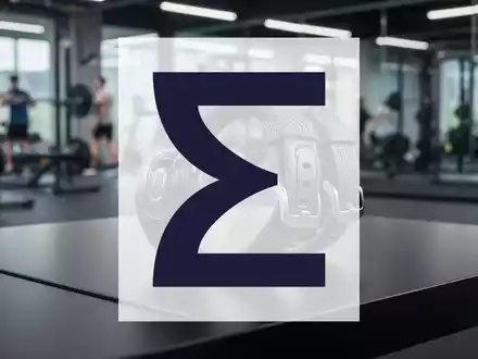 Ein hochmodernes Wearable-Fitnessgerät auf einer glatten, dunklen Oberfläche in einem professionellen Trainingsumfeld. - Foto: über boerse-global.de